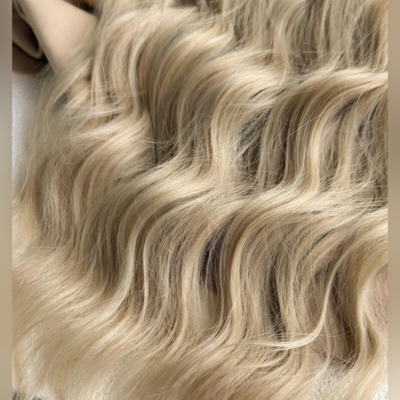 Human hair blend #613 Womens Clip in  Light Blonde  wavy hair extensions - Picture 5 of 10
